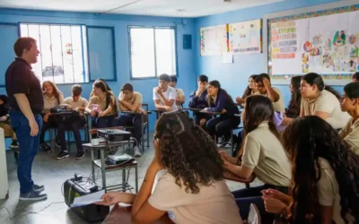 Estudiantes de bachillerato fracasan en materias clave por deficiencias en comprensión lectora.