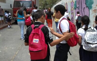 Crisis educativa obliga a madres a enseñar en casa para evitar el rezago académico de sus hijos